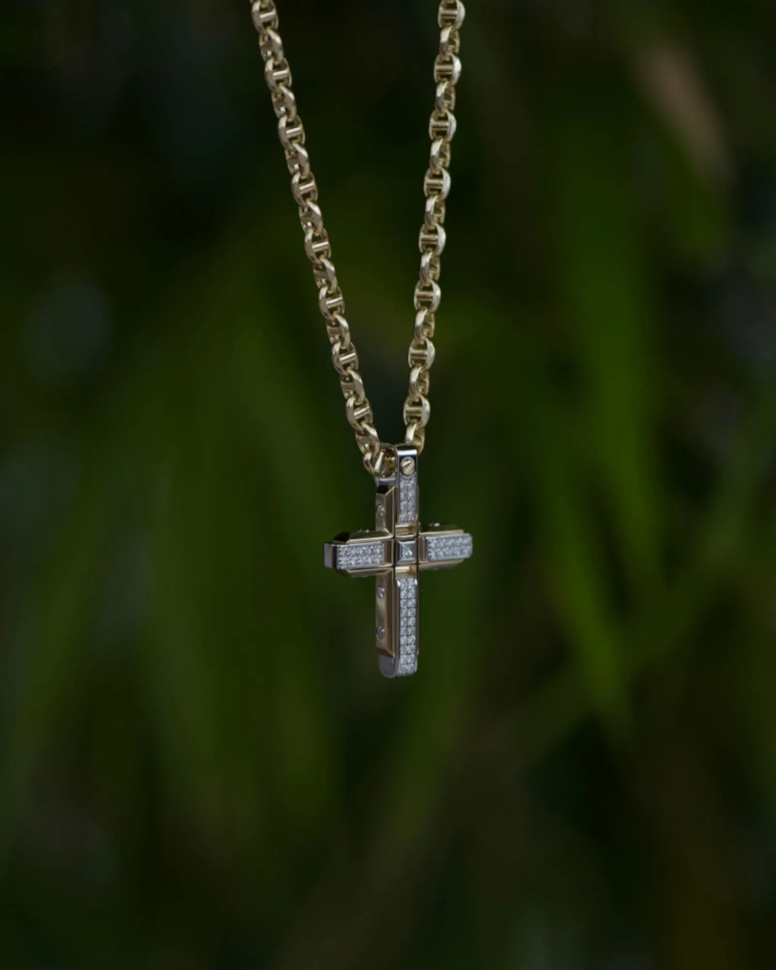 CROSS Pendant in Gold with 0.60ct Diamonds